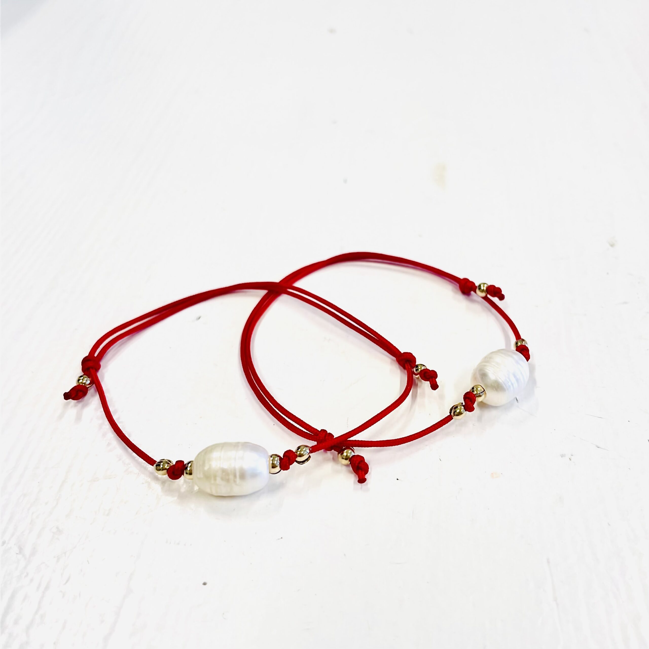 Bracelet with red ribbon and pearl 1 Käevõru punase paela ja pärliga